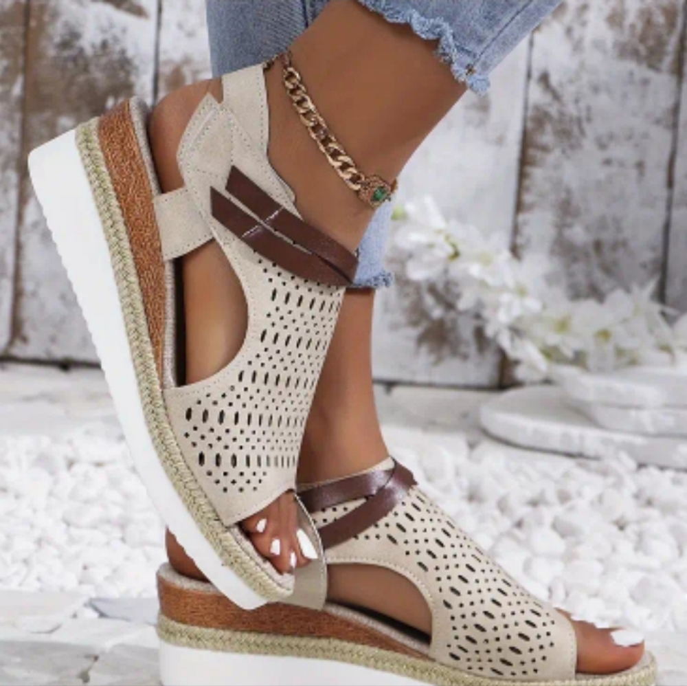 Womens Size 9.5 Sandals. New.